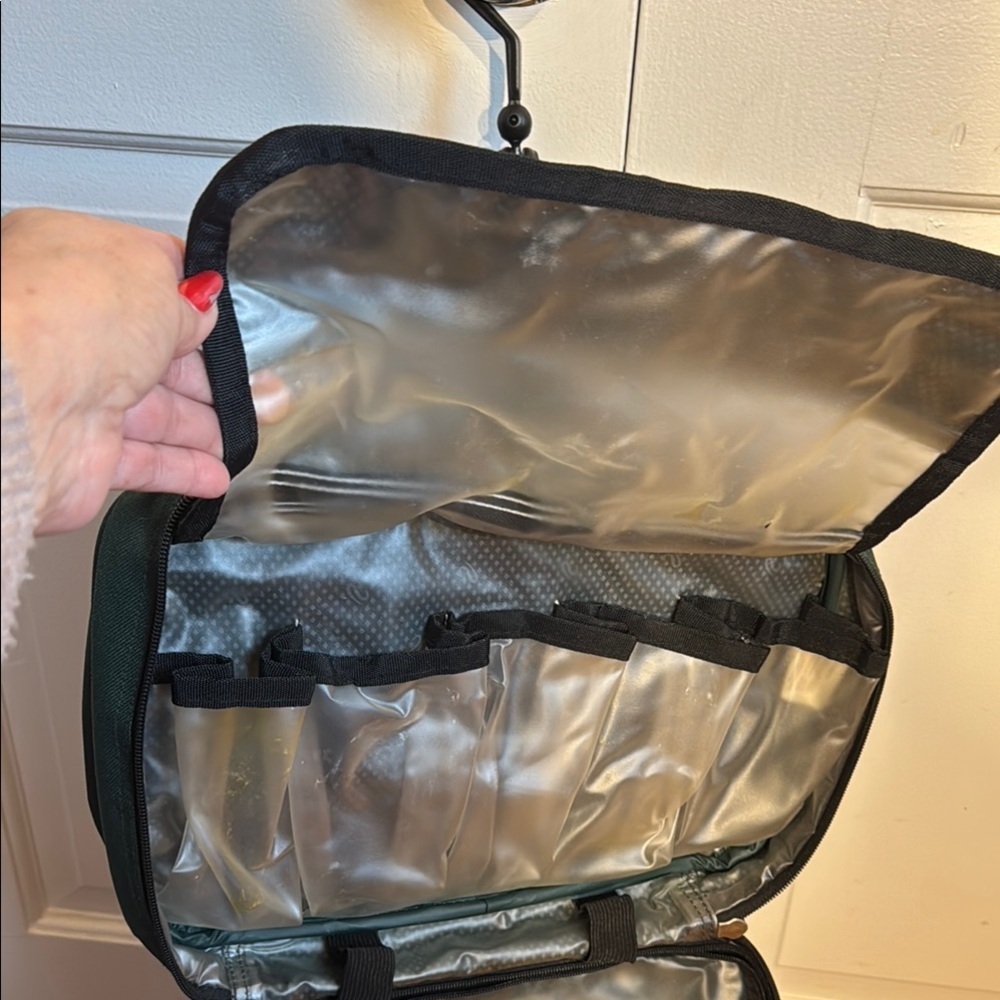 Men’s Green Travel Bag lots of space and pockets! - Picture 7 of 12